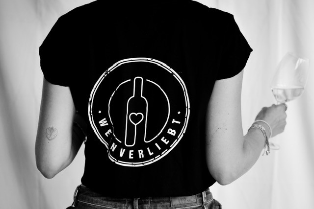Bührmann T-Shirt Schwarz | "Weinverliebt" Druck: TÜRKIS | Gr. M 100% Baumwolle