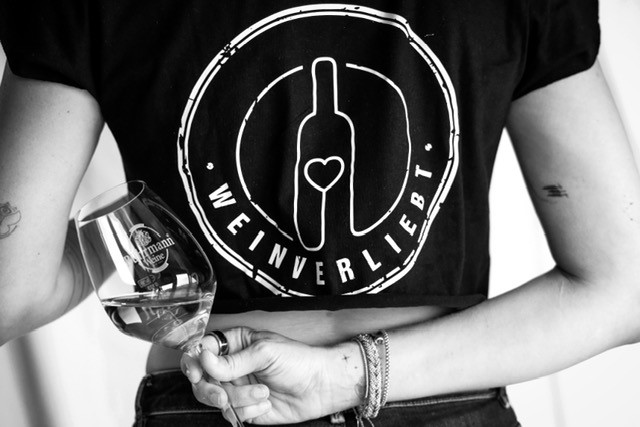 Bührmann T-Shirt Schwarz | "Weinverliebt" Druck: PINK | Gr. XL 100% Baumwolle